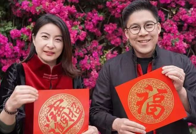 网友晒春节与郭晶晶合照,公公霍震霆入镜!