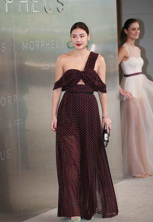 乐基儿虽然不算瘦,但挺会搭配的,选的裙子大胆还有女人味_黑色_裙装