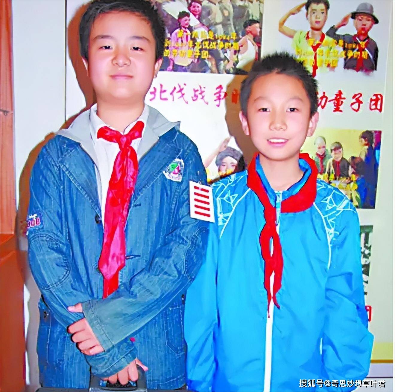 肩挑"五道杠",因"一脸官相"照片走红的小学生,后来怎样了?