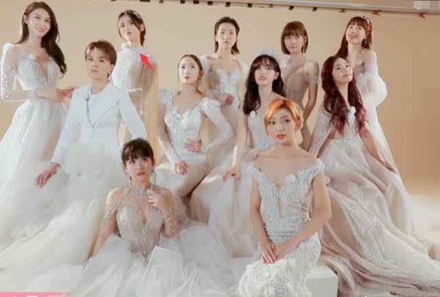 火箭少女穿婚纱拍合照,有谁注意杨超越的站位?