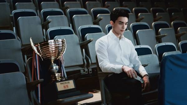 吴磊,虽然从小就拍剧,拍广告,但一样是个上进的孩子,他的高考总分456