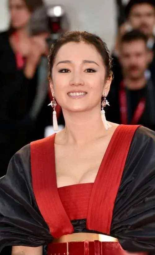 三代中国"电影一姐":巩俐成就最高,章子怡最多情,她运气最好_演技