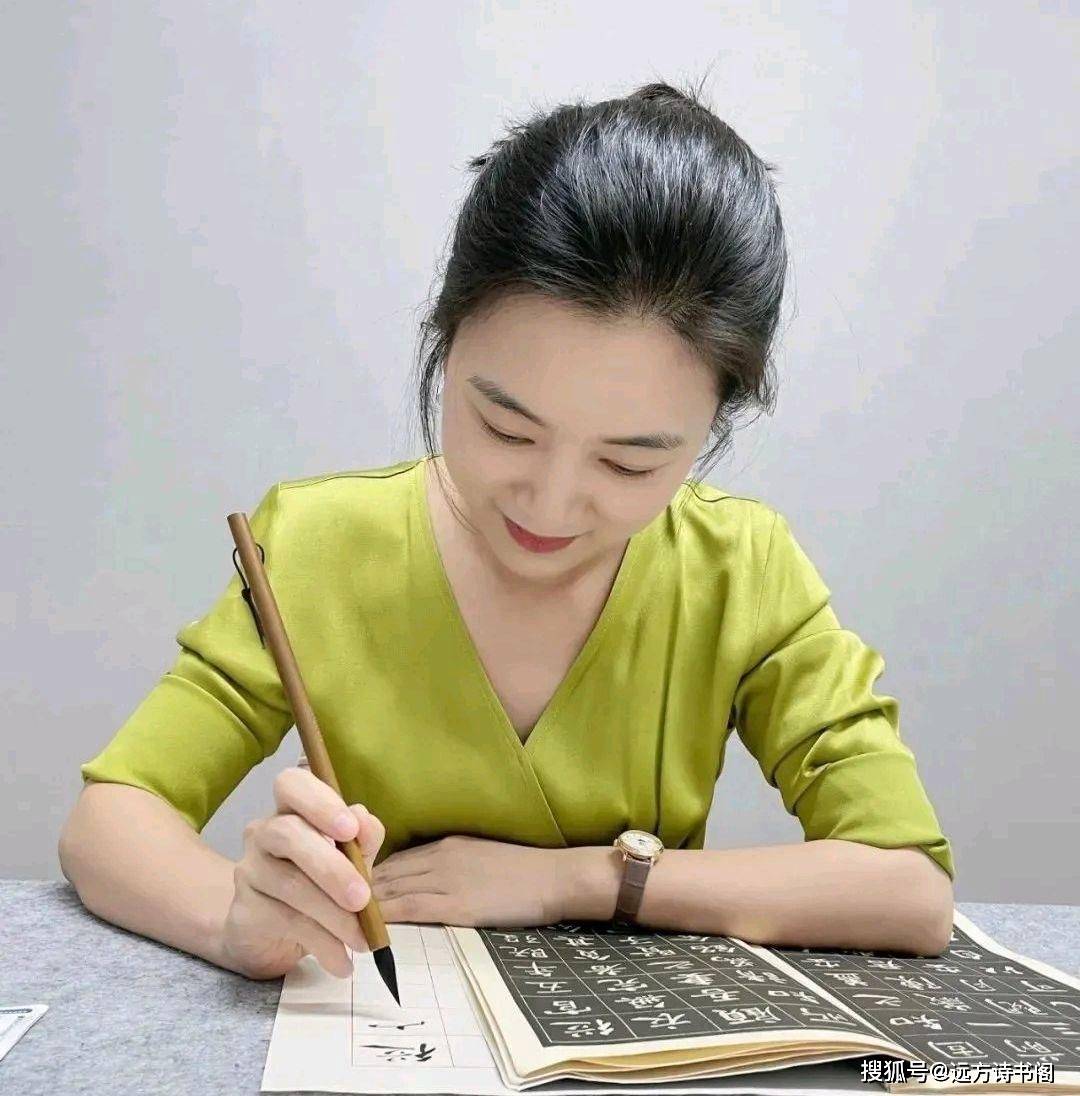 十大美女书法家之一,她仅凭楷书就能入选国展,羡煞一众书法家_彩铃