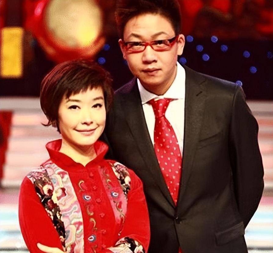 王雪纯:父亲是央视台长,巅峰期放弃主持,隐婚后坚持丁克30年_父母