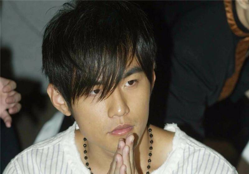 品牌方送周杰伦400万豪车,有钱人的世界难以想象,周董真豪气.