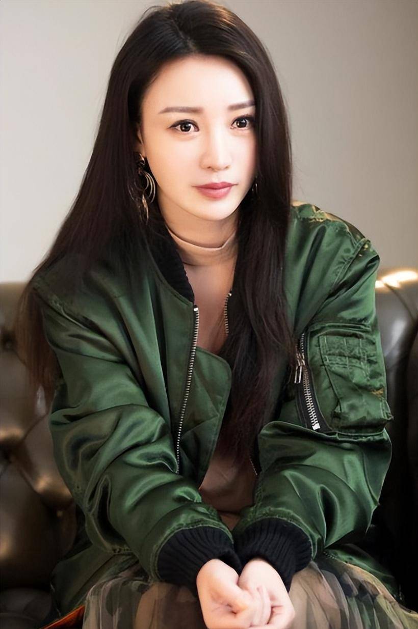 42岁柳岩恋情曝光!多次带男友回家感情好,男方肤色黝黑烟瘾大_成功_家