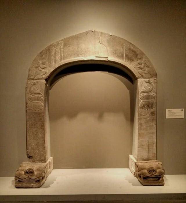 考古专家们为了保护这件文物,冒着很大的风险,将石门券给拆了下来,运