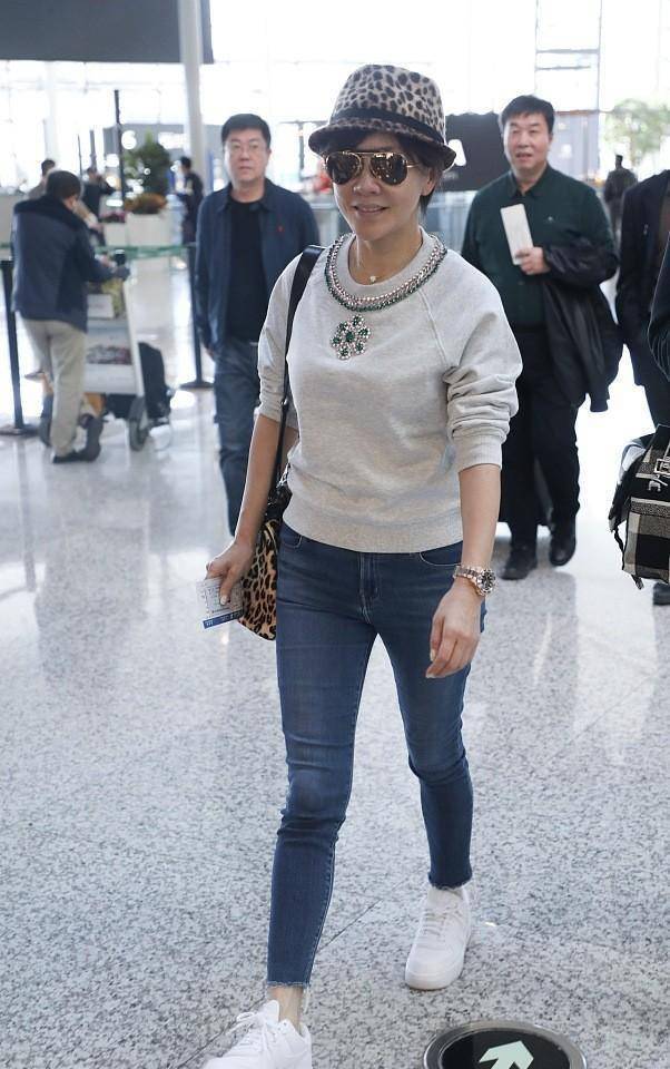 刘嘉玲挺会扮嫩的,五十多岁的脸配上齐刘海波波头,也不显得违和_女性