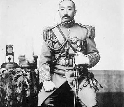 张作霖死后,100亿的遗产都归于何人?儿子的做法会把大帅气活!