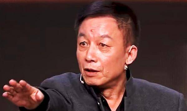 女学生高呼"易老师我想嫁给你",易中天巧妙回答,赢得全场掌声