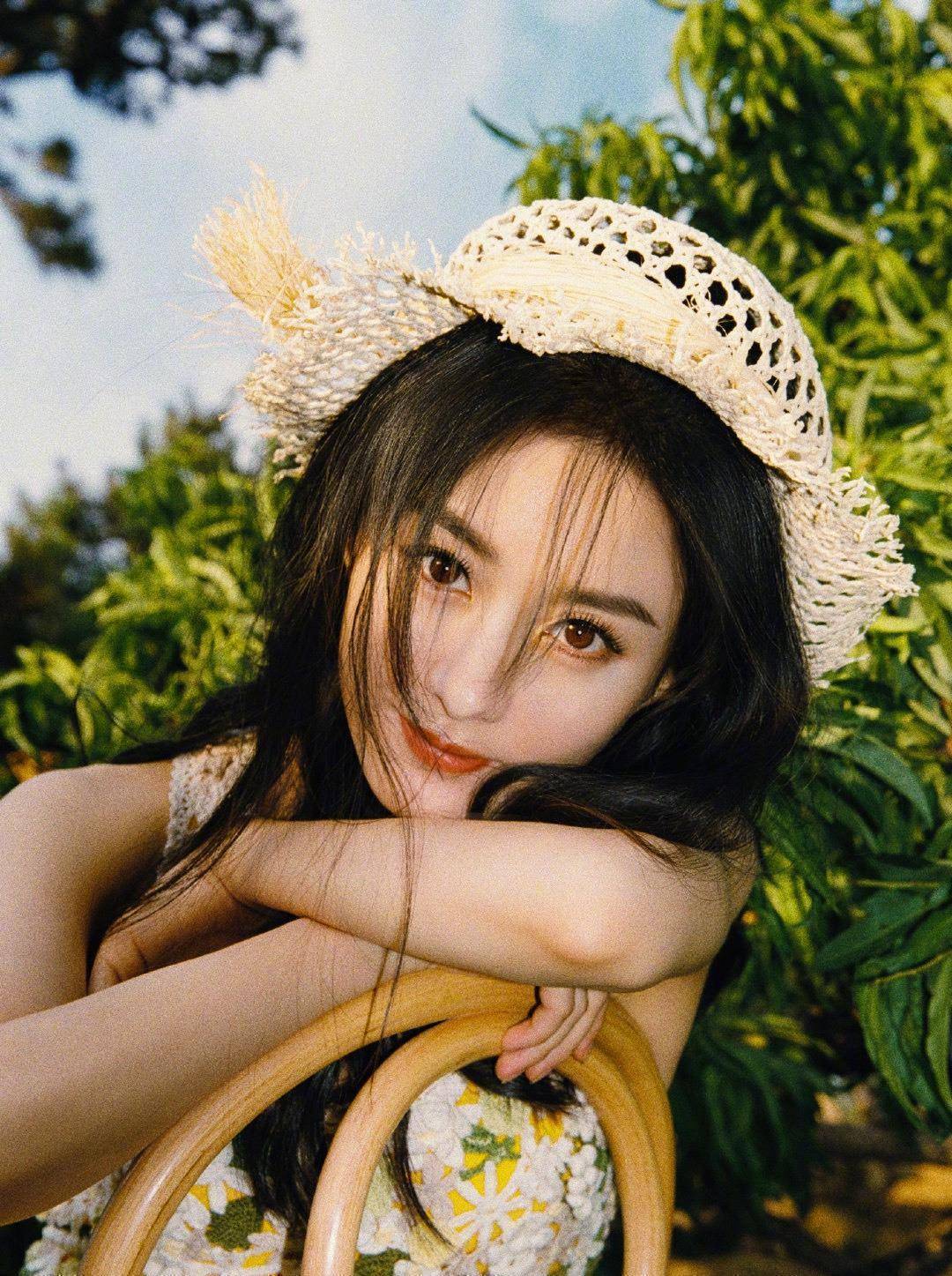 赵丽颖懒理婚姻传闻晒美照,穿露背装秀蚂蚁腰,腰线完美伤已痊愈_照片