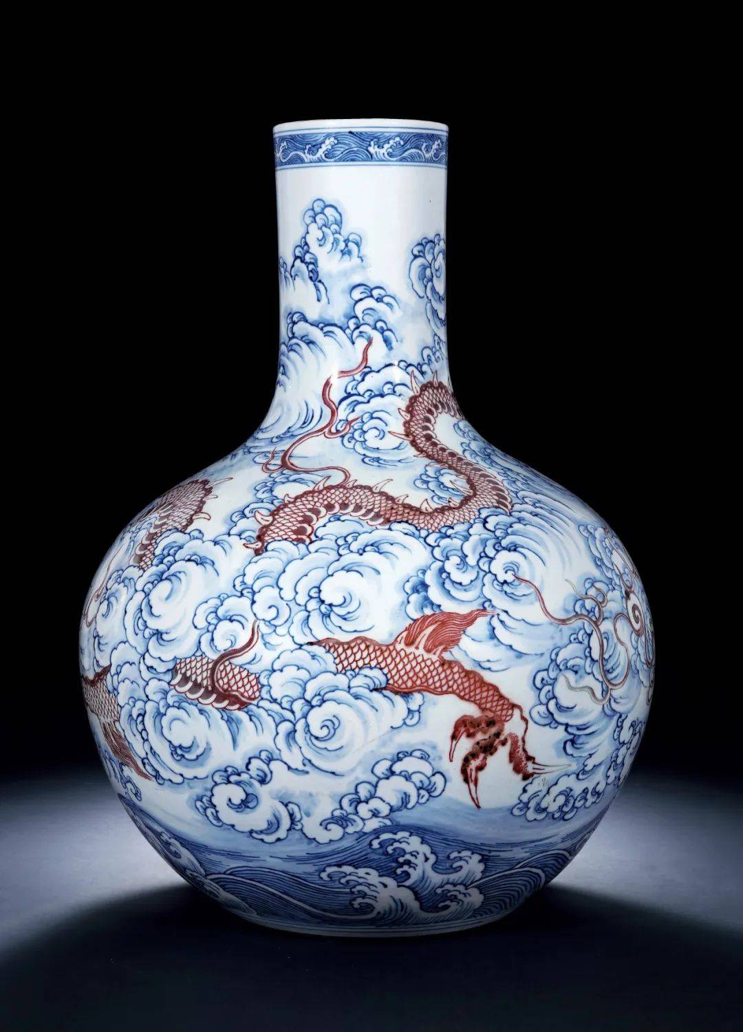 北京保利拍卖2024年征集|青花釉里红龙纹天球瓶赏析_苏富比_雍正_香港