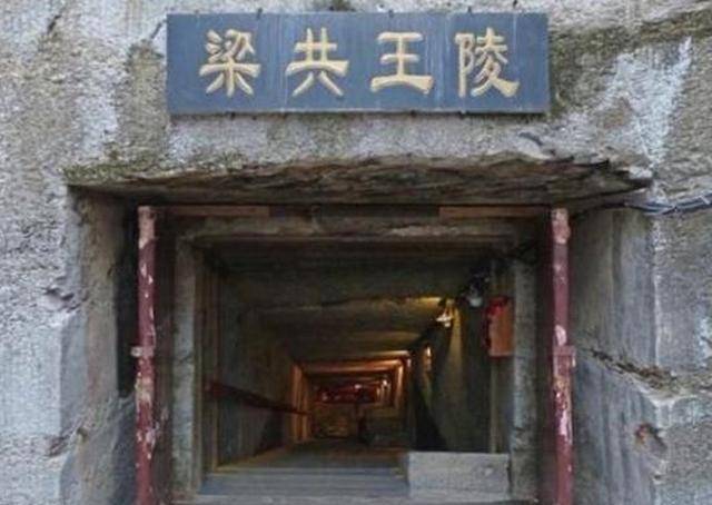 农民采石发现10米长的铜钱路,里面有225万枚铜钱