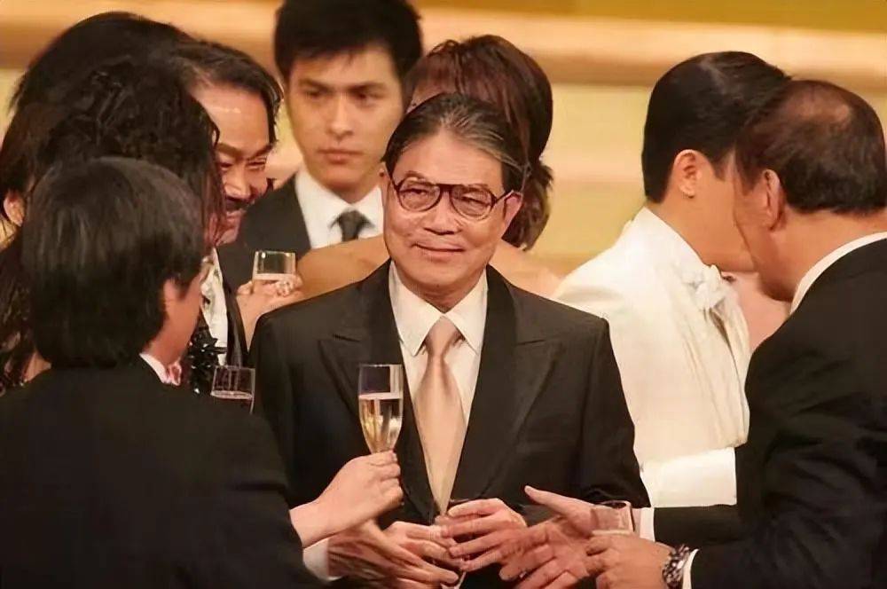 网友晒春节与郭晶晶合照,公公霍震霆入镜!