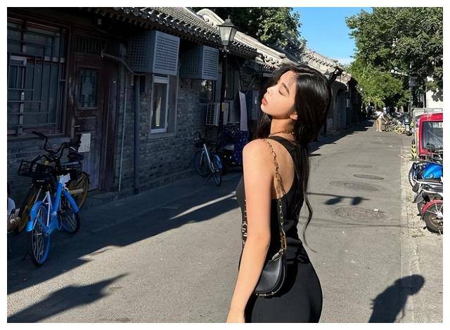 17岁李嫣旅意大利,身材大变化,短裙拍照欢畅游玩._摄影_艺术_北京