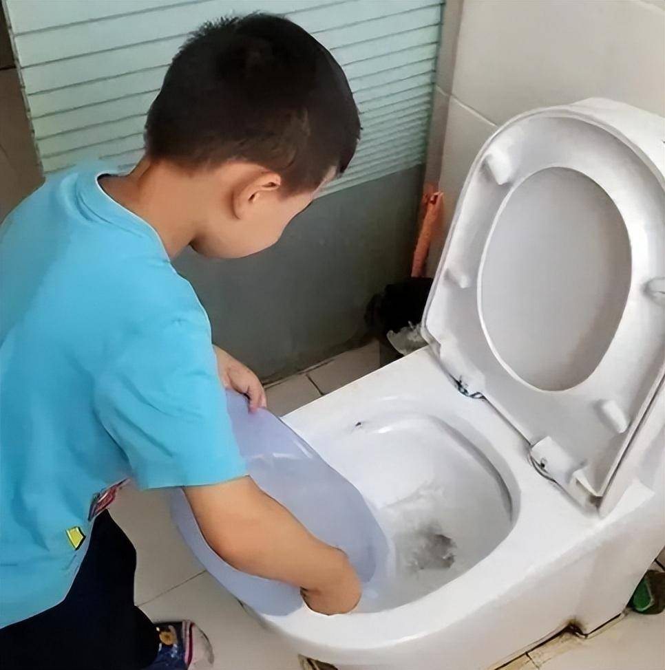 维博科普丨别为了节水往马桶"倒水冲厕"