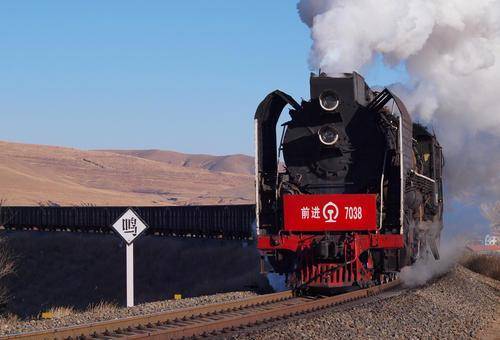 与此同时,国外发达国家都开始普及内燃机车代替蒸汽机车,最后就剩了