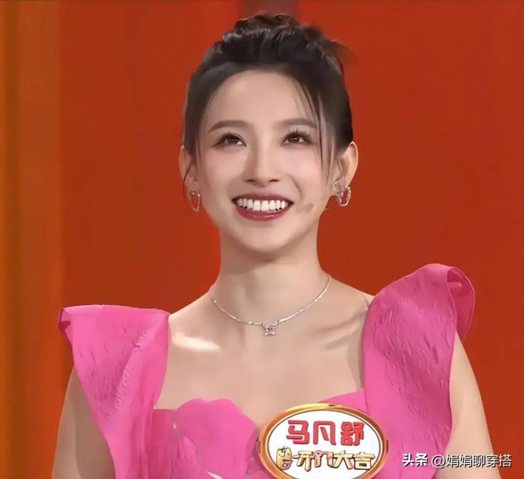 央视主持人马凡舒参加开门大吉节目,一袭粉色蝴蝶裙美丽动人!