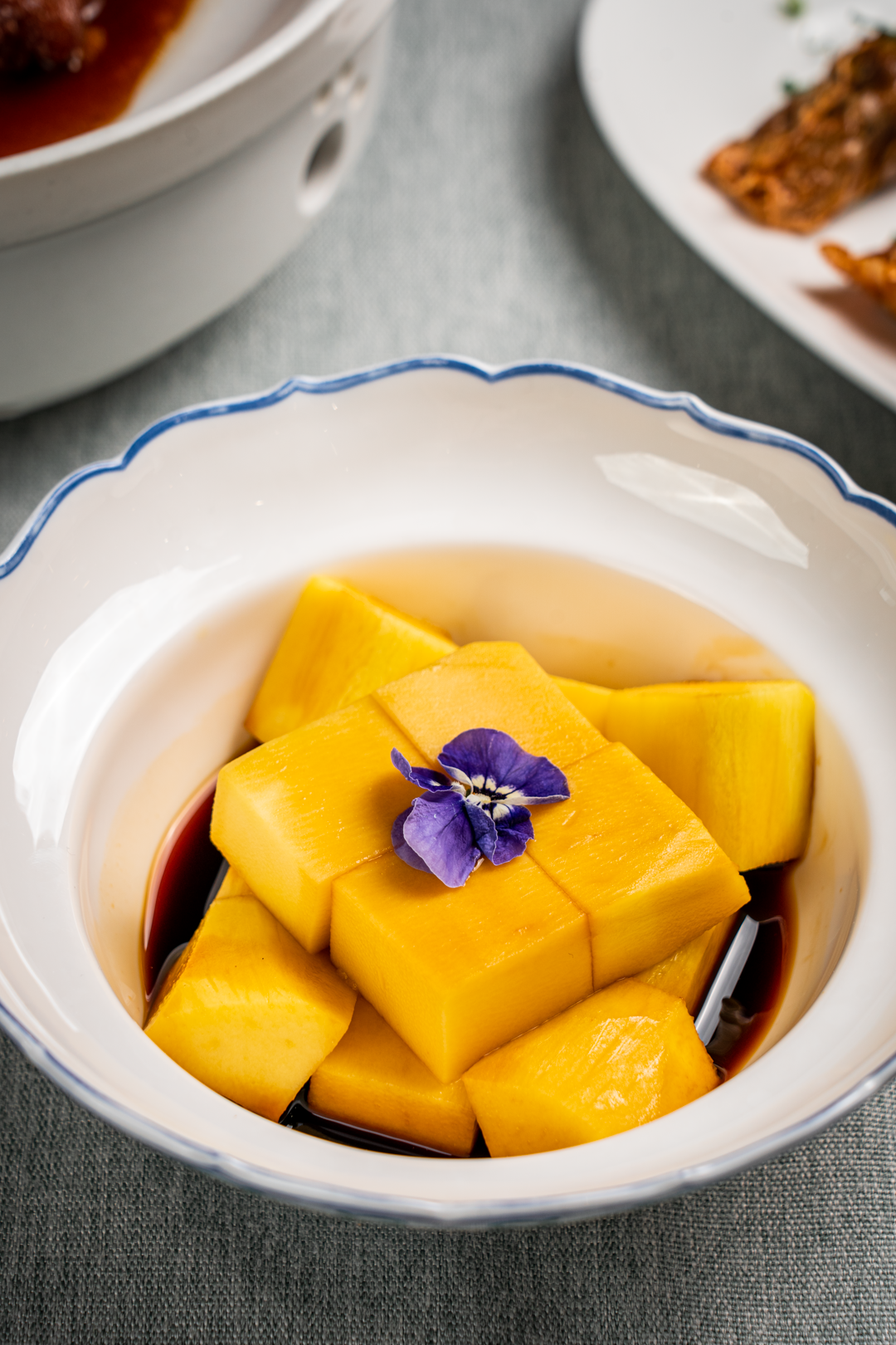 乍看是"黑暗料理"的芒果蘸酱油,入口就能明白这种"奇怪",怪就怪在"怪