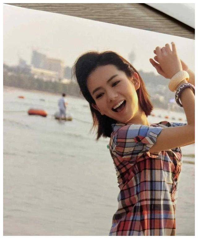 戚薇初出道,早期海报曝光!惊艳美貌,引人瞩目._成功_梦想_才华