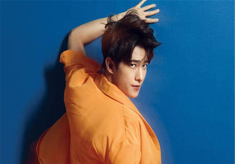 杨洋蜡像被粉丝骚扰?用手解开西装扣子,行为举止令人反感.