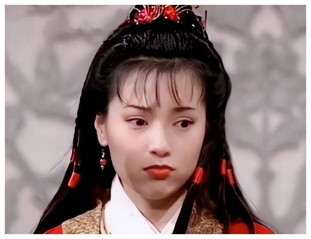 傅明宪出生在一个演员家庭,父亲是香港长城电影公司的红牌演员,母亲