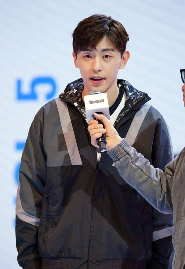 邓伦运动风的造型还挺有学生气的,看起来很显小,很有校草的感觉_时尚