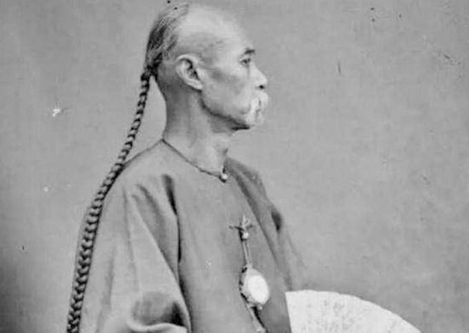 就从清朝来说,男人是统一辫子,女人是"软翅头"和"两把头",在发型上有
