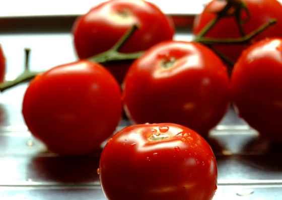 西红柿被称作"长寿果",但此类人不宜吃,别忽视_食用_好处_身体
