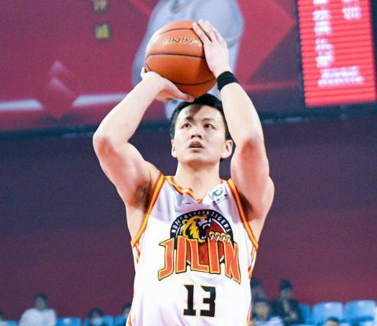 助攻,彼得森41分9篮板6助攻,钟诚6分7篮板3助攻4抢断,丁浩然14分2篮板