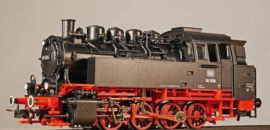 因为蒸汽机车将将蒸汽的热能转变为机械能的过程,依赖活塞在汽室,汽缸