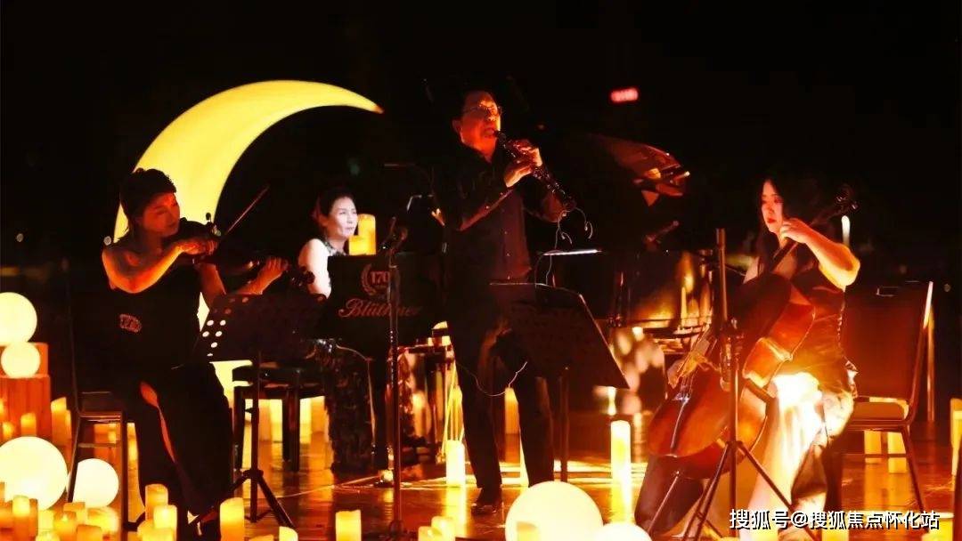 烛光音乐会上,小镇的山谷被万千烛光点点照亮,"muse stage"乐团的艺术