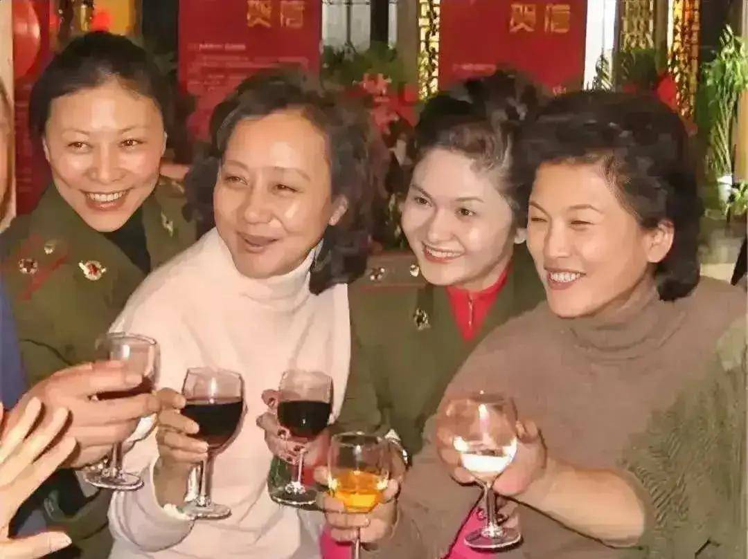 4位"老戏骨"同框,风度风骨着实不一般_宋春丽_英雄_感觉