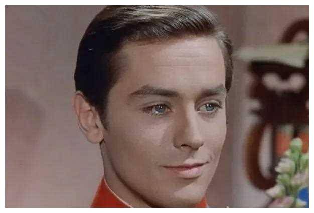 阿兰德龙和莫妮卡贝鲁奇拍摄广告,欢乐相拥感染人._经历_传奇_人生