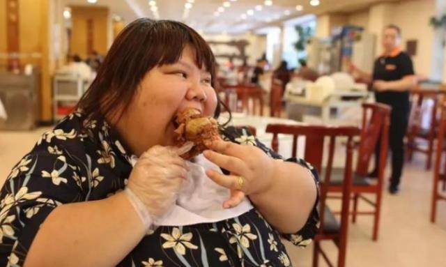 "校花"陈皖枝:高1.55米重300多斤,睡塌2支床,夫妻现过得如何