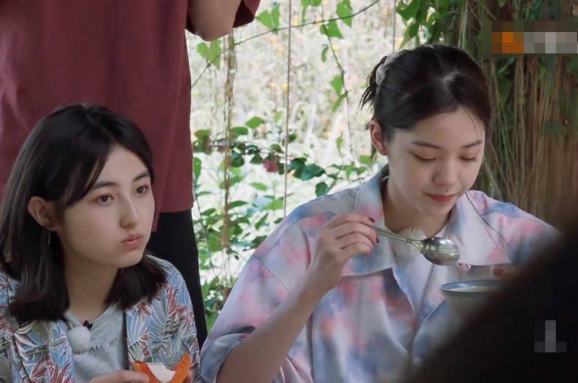 欧阳娜娜喂张子枫吃双皮奶,谁注意妹妹吃相?