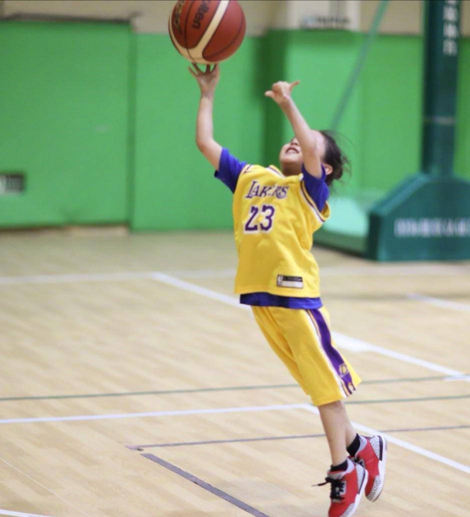 孙俪带女儿打篮球,小花妹妹穿球衣球鞋打球熟练,活泼得像男孩子