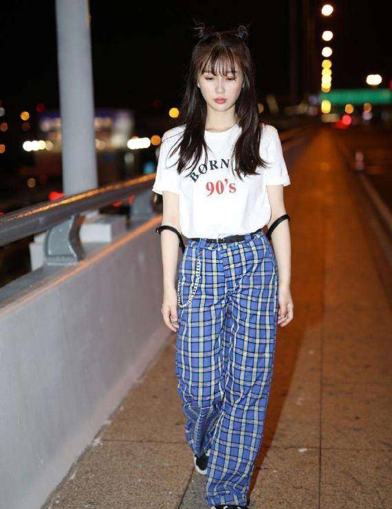 圆领t恤搭配格纹阔腿裤这种造型其实很难驾驭,但因为虞书欣本身气质就