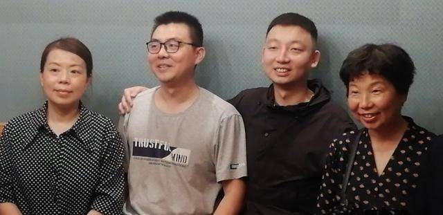 郭威离开郭父房产,乔迁新房时亲生父母来帮忙打扫,一家其乐融融_许敏