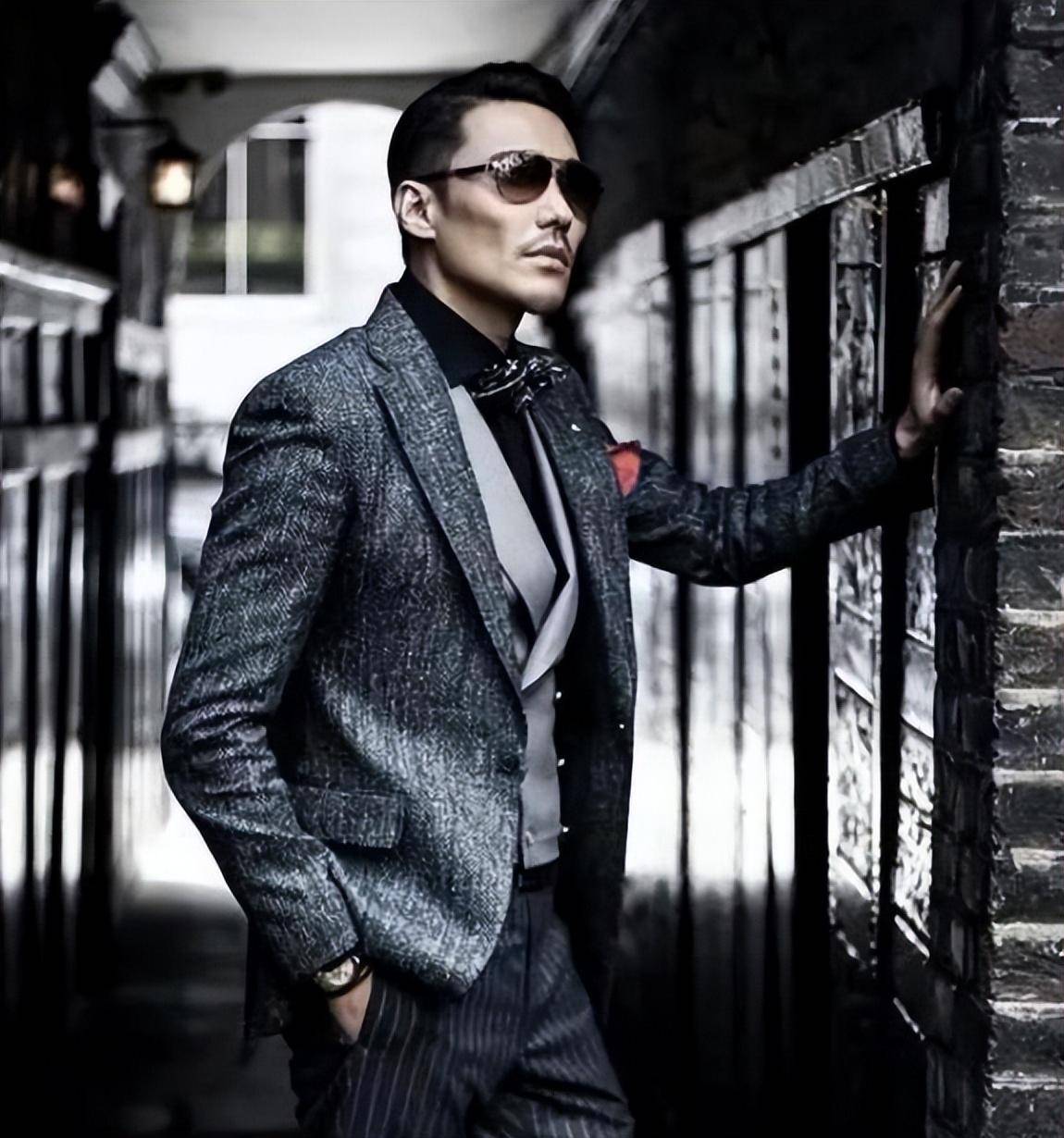 53岁胡兵伦敦爆火:外国女子疯狂围观,唯一被邀请中国明星_时尚_文化