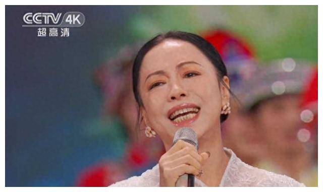 任素汐春晚独唱优秀不被网暴,黄绮珊却惹怒众人?_表演_观众_舞台