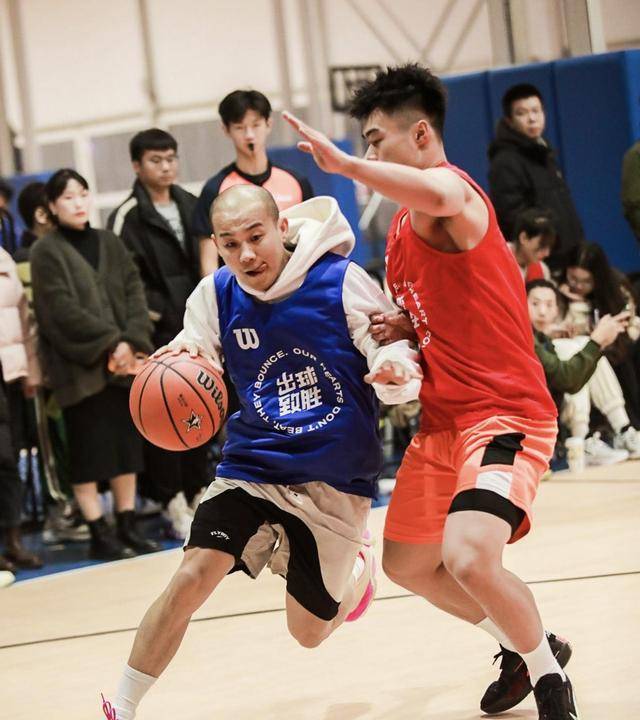 他还曾三次报名参加cba选秀,但全部落选.奇怪的是