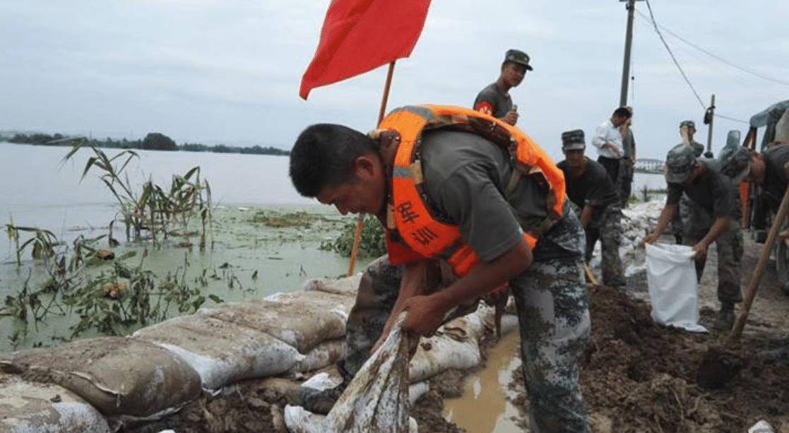 看看中国军人抗洪救灾,再看美国军人救洪灾,为何会有如此差别?