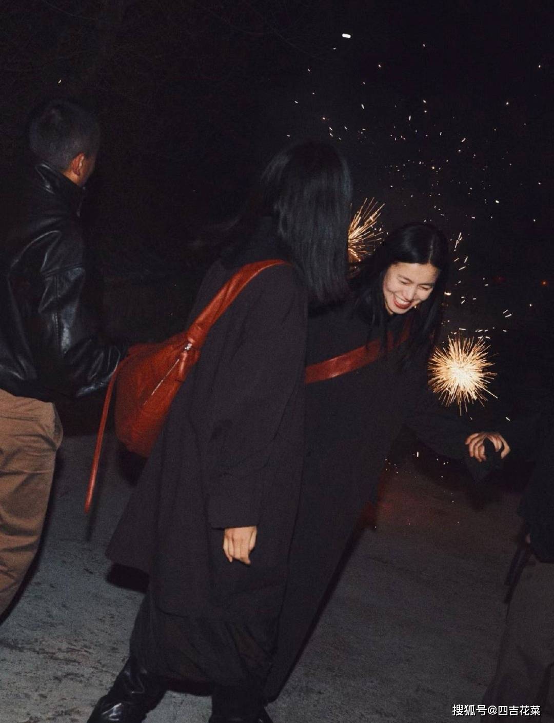 2024年学lemaire和sarah,从里到外只穿一个颜色_休闲_衬衫_黑色