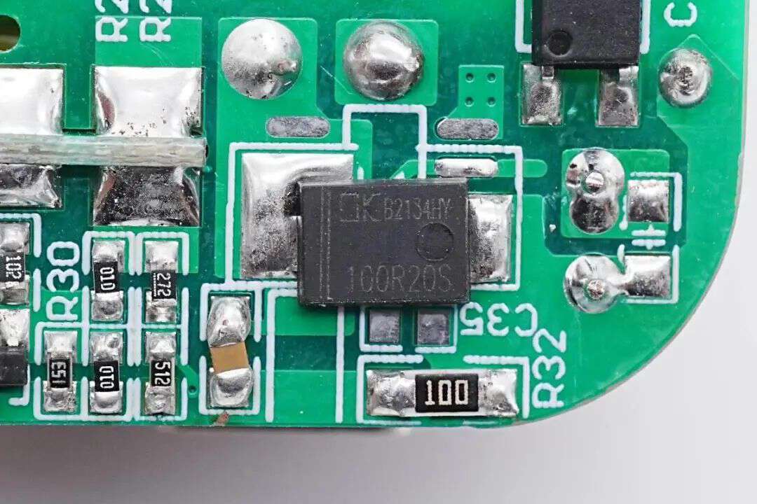 东科dk5v100r20s是一款无外围的同步整流芯片,内置100v耐压,20mΩ导阻