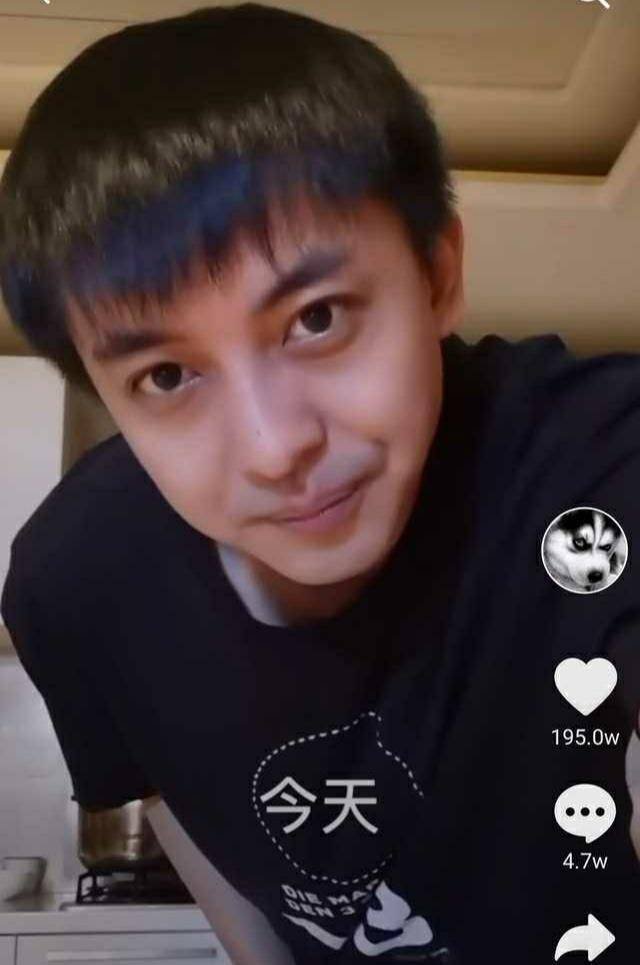 李佳航更新微博简介,仅用2字代替.