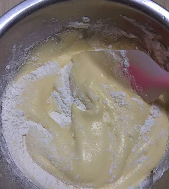 4.从下至上采用翻拌的方法,不要画圈搅拌,同样会消泡!3.