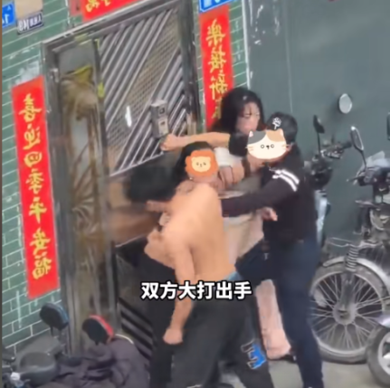 男子_伤害_母亲