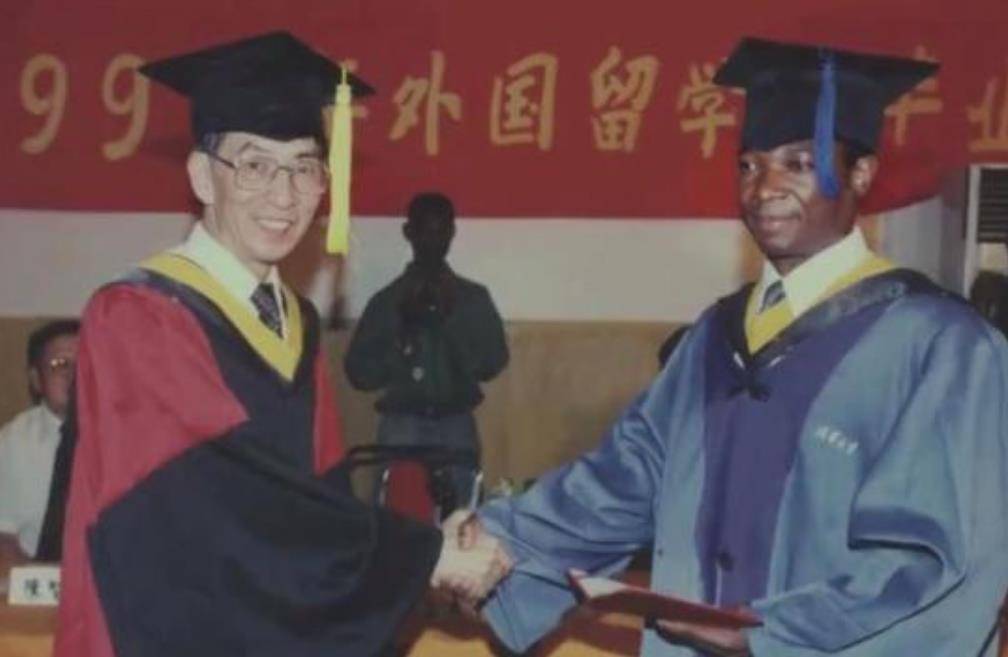 1996年,清华才女不顾阻拦远嫁非洲,25年后昔日同学差点认不出_王丽红