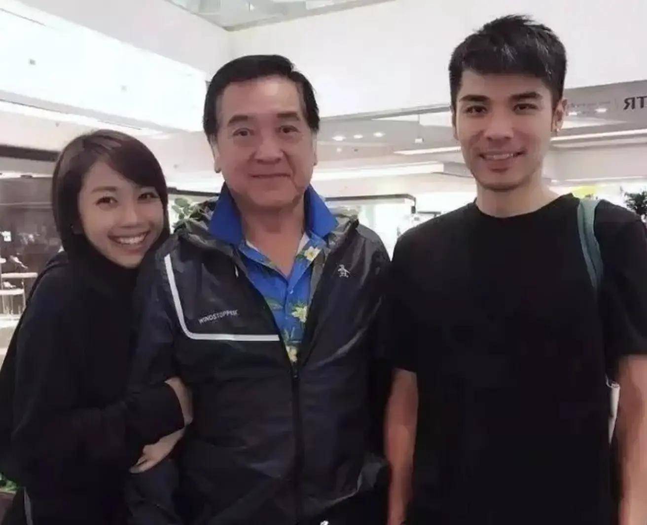 他们的家庭背景错综复杂,父亲离世后,母亲红薇嫁给了知名制片人尔光